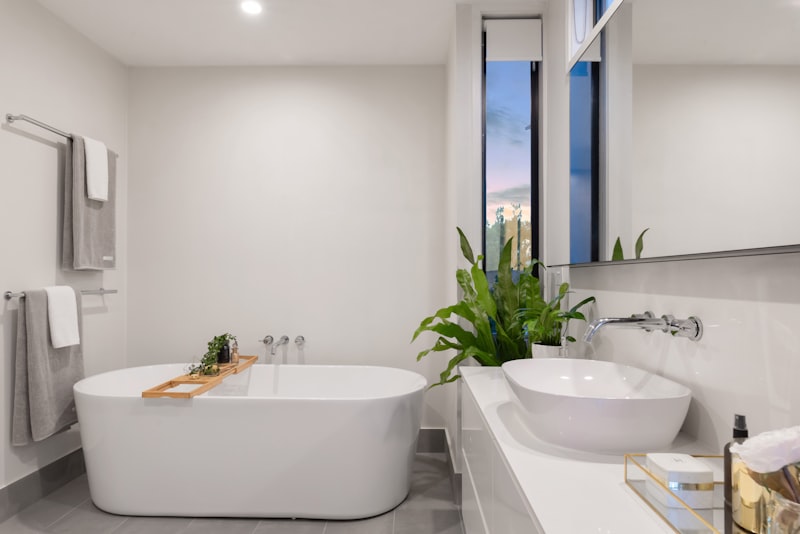 Modernes Bad mit bodengleicher Dusche